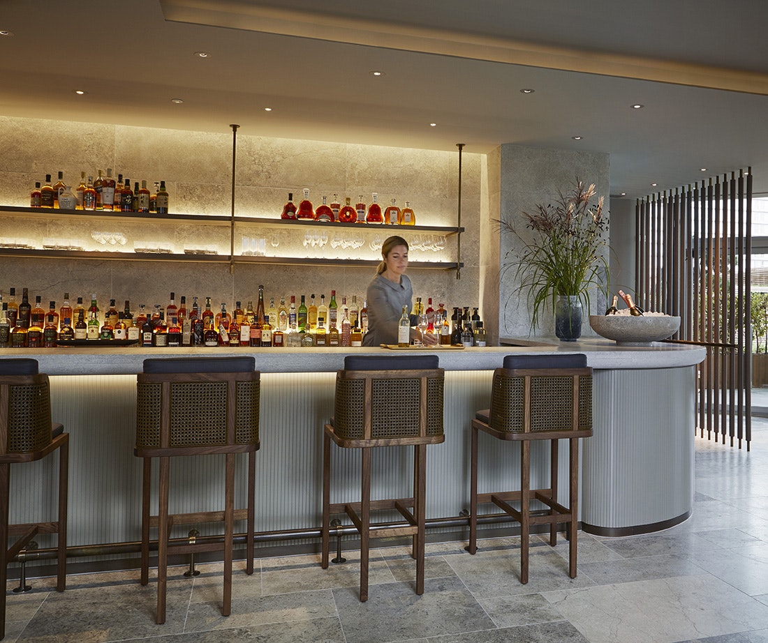allegra-restaurant.com_allegra_interior_widebarandwaitress